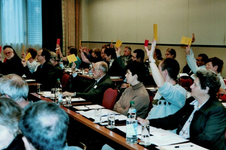 Delegierte an der Mitgliederversammlung 2002 stimmen ab. Quelle: Archiv VSV, Schachtel 6