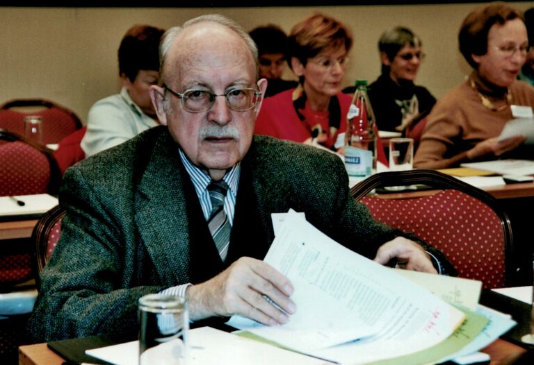 Ein Bild der Mitgliederversammlung 2002 von Anton Lindgren; bemerkenswert ist die Korrektur in der Legende. Sowohl Anton Lindgren (Pr&auml;sident VSV 1976 bis 1980 und Direktor der VHS Bern) als auch Robert Schneebeli (Pr&auml;sident VSV 1983&ndash;1992 und Direktor der VHS Z&uuml;rich) pr&auml;gten die Schweizer Erwachsenenbildung der 1970er- und 1980er-Jahre. Quelle: Archiv VSV, Schachtel 6